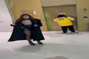 【史上最骚反差】第三期户外露出篇，外卖小哥之关心手上的订单，回头说不定能看到惊喜！商场露出  背景图片