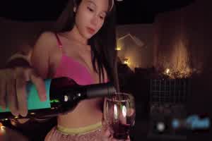 onlyfans 超火高铁露出甜美可爱反差美少女Naomiii豪华的按摩浴缸里和一个大胸大屁股  背景图片