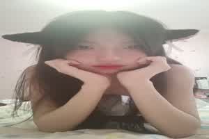 长相清纯的大学生戴着可爱的猫耳，做着反差表情自慰  背景图片