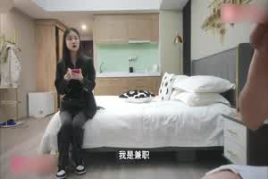 约操22岁刚毕业大学生，一脸诚恳说是马上过年了想赚外快  背景图片