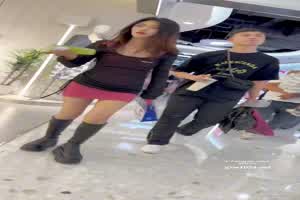 美女的裙底内裤真好看  背景图片