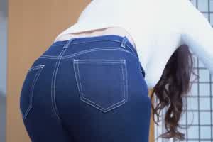 高清火辣美臀人妻诱惑我进屋性爱  背景图片