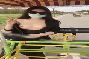 游乐场露胸1  背景图片