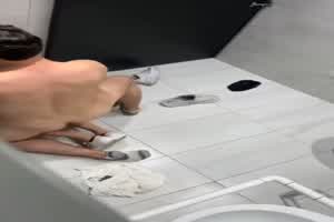 意外偷拍到小情侣在酒吧厕所操逼  背景图片