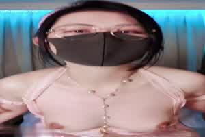 漂亮的护士装四眼御姐圆润的奶子好想吃一口  背景图片