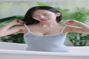 每到夏天我要去海边～ 海边有个亮丽的比基尼妹妹  背景图片