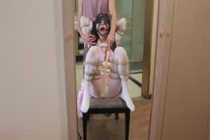 抖M萝利重口捆绑调教  背景图片