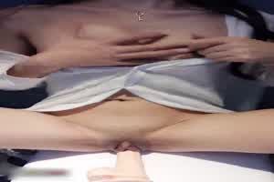 玩具少女马桶上自慰  背景图片