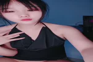 生疏的大学妹妹小奶大乳头首次尝试色情直播  背景图片