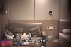 鱼知欢今天约了一个07年妹子，下面很粉一线天，干到最后忍不住把套子拔了，插得太深妹子受不了一直喊不要  背景图片