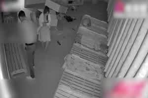 门事件 监控记录真实强奸！屌丝男到幼儿园幼师女友复合不成功 一怒之下在幼儿园里直接强上她 真猛！  背景图片