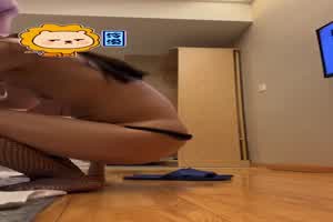 看单男让骚货女友上下其口。  背景图片