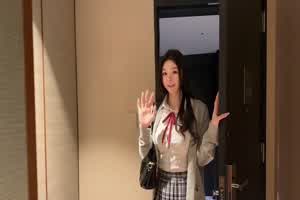 秀人网嫩模 小逗逗 JK学妹上门被猥琐男调教 带上狗链 脱下内内 水晶假鸡吧插入呻吟  背景图片