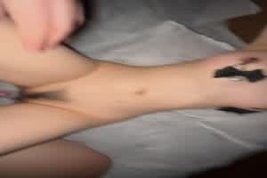 可爱清纯大学学妹和男朋友啪啪啪视频泄密  背景图片