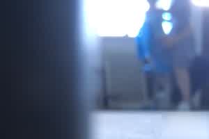 高中生情侣楼梯间做爱_惨遭偷拍，被人发现赶紧穿裤子_年轻人火气旺啊??  背景图片