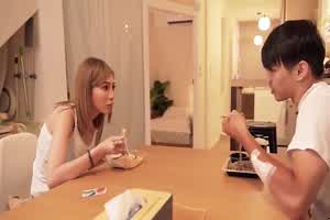 麻豆 淫荡姊姊勾引弟弟做爱吞精  背景图片