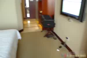 洋老外在著名的红灯区又一次找了两位90后打工妹来爽一爽  背景图片