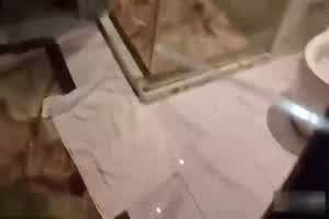 给我带绿帽的大学生女友，灌醉找两个流浪汉轮操她  背景图片