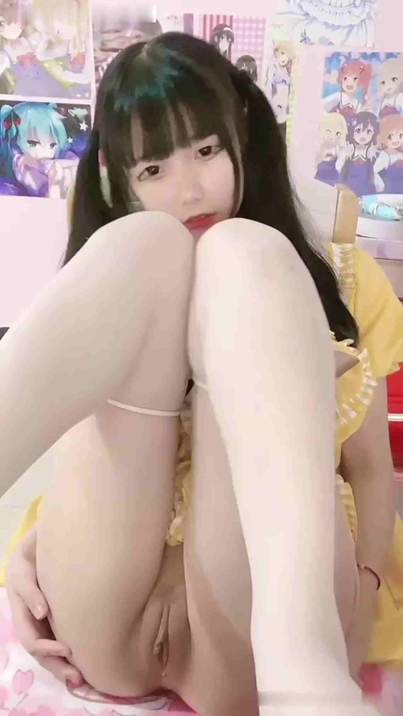  极品双马尾萝莉超白皙粉穴 的剧照3