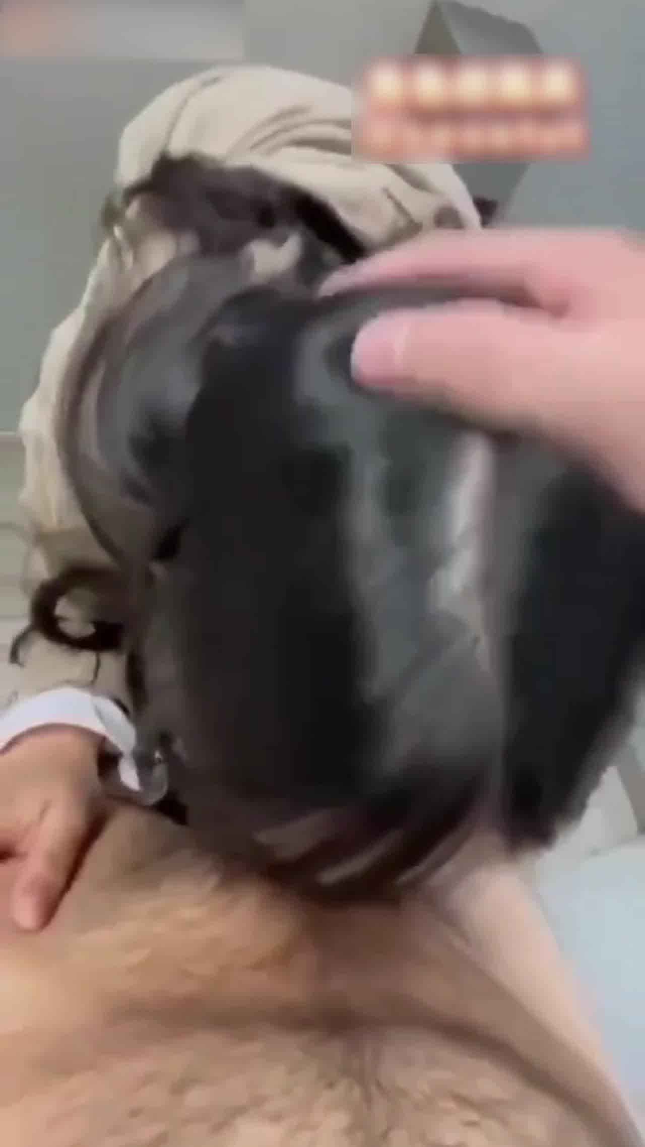  高中情侣在厕所爱爱 的剧照2