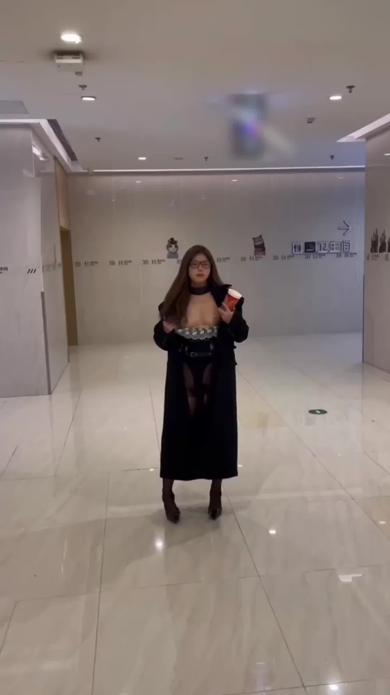  【史上最骚反差】第三期户外露出篇，外卖小哥之关心手上的订单，回头说不定能看到惊喜！商场露出 的剧照1