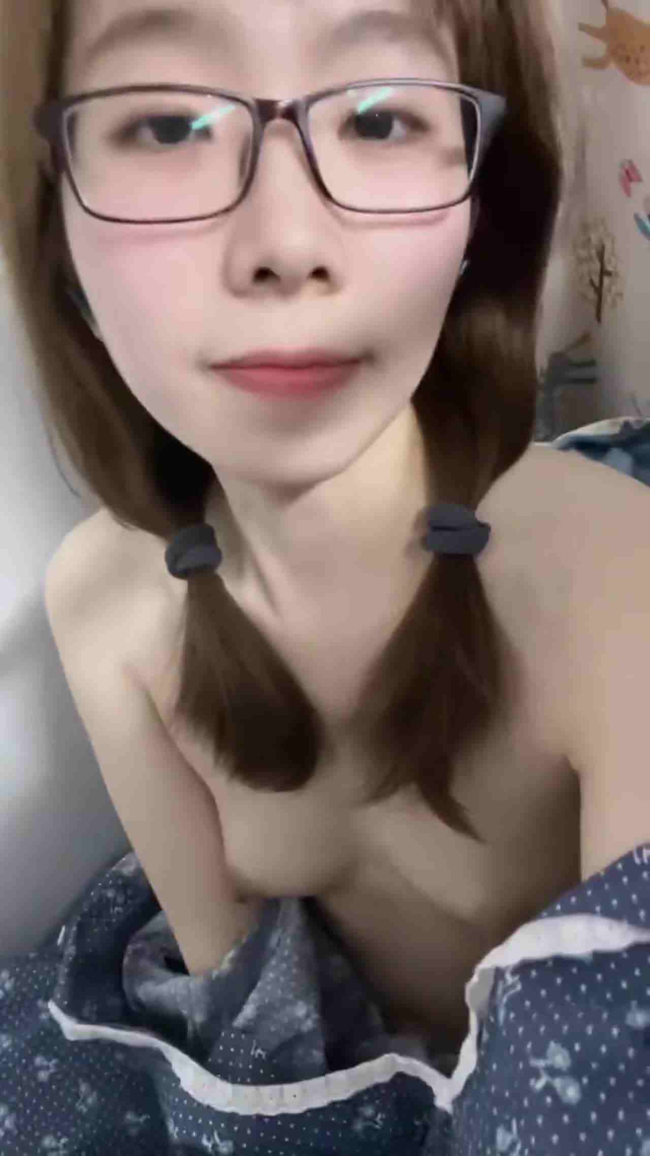  长相清纯的素颜妹子做着淫荡姿势自慰 的剧照3