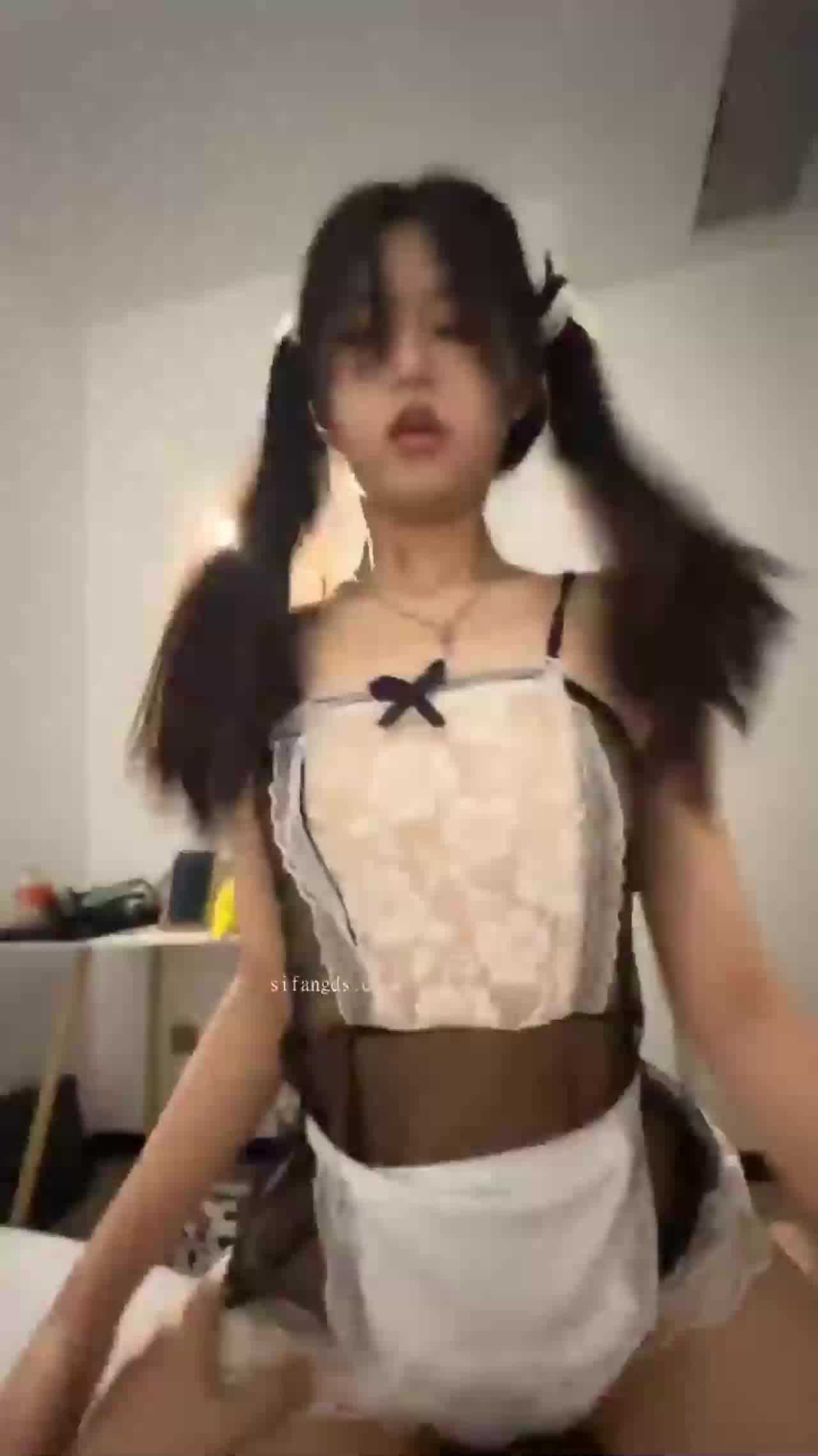  骚货女友身穿女仆装帮双马尾，好清纯 的剧照1