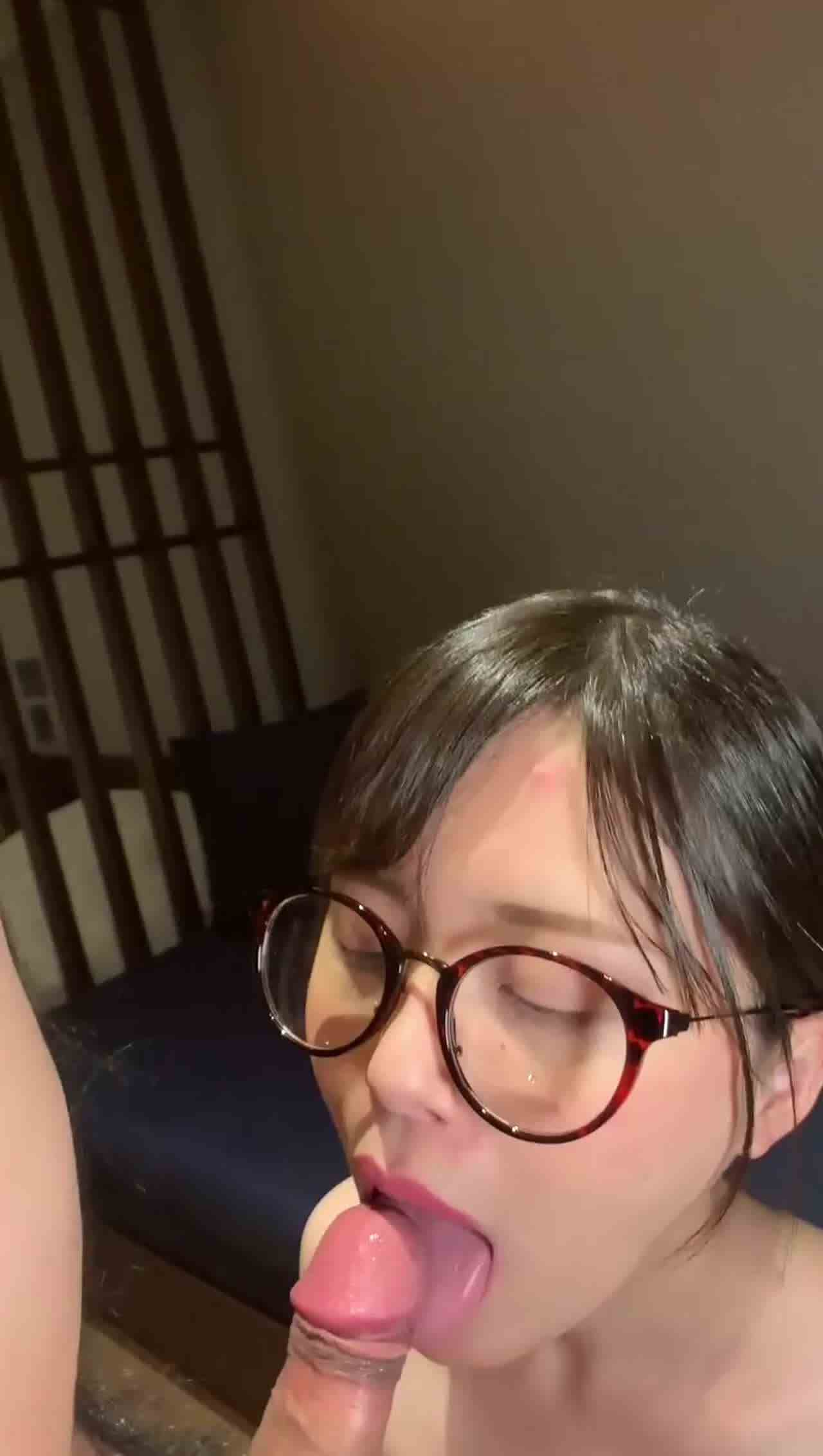  眼镜反差大学母狗 的剧照8