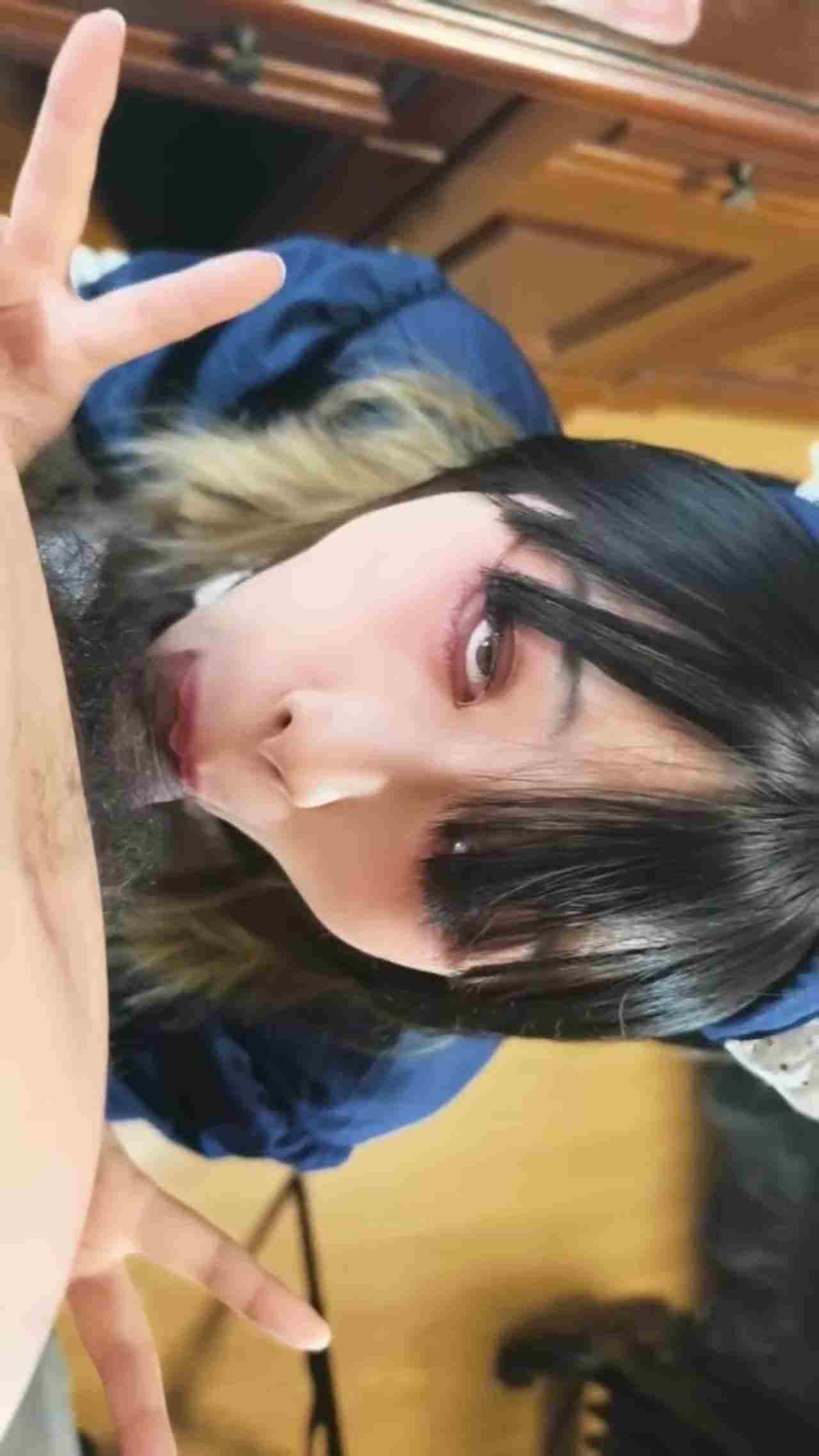  骚包女仆腿开开肉穴诱惑，还笑的挺淫荡，肉便器可当的真合适 的剧照6