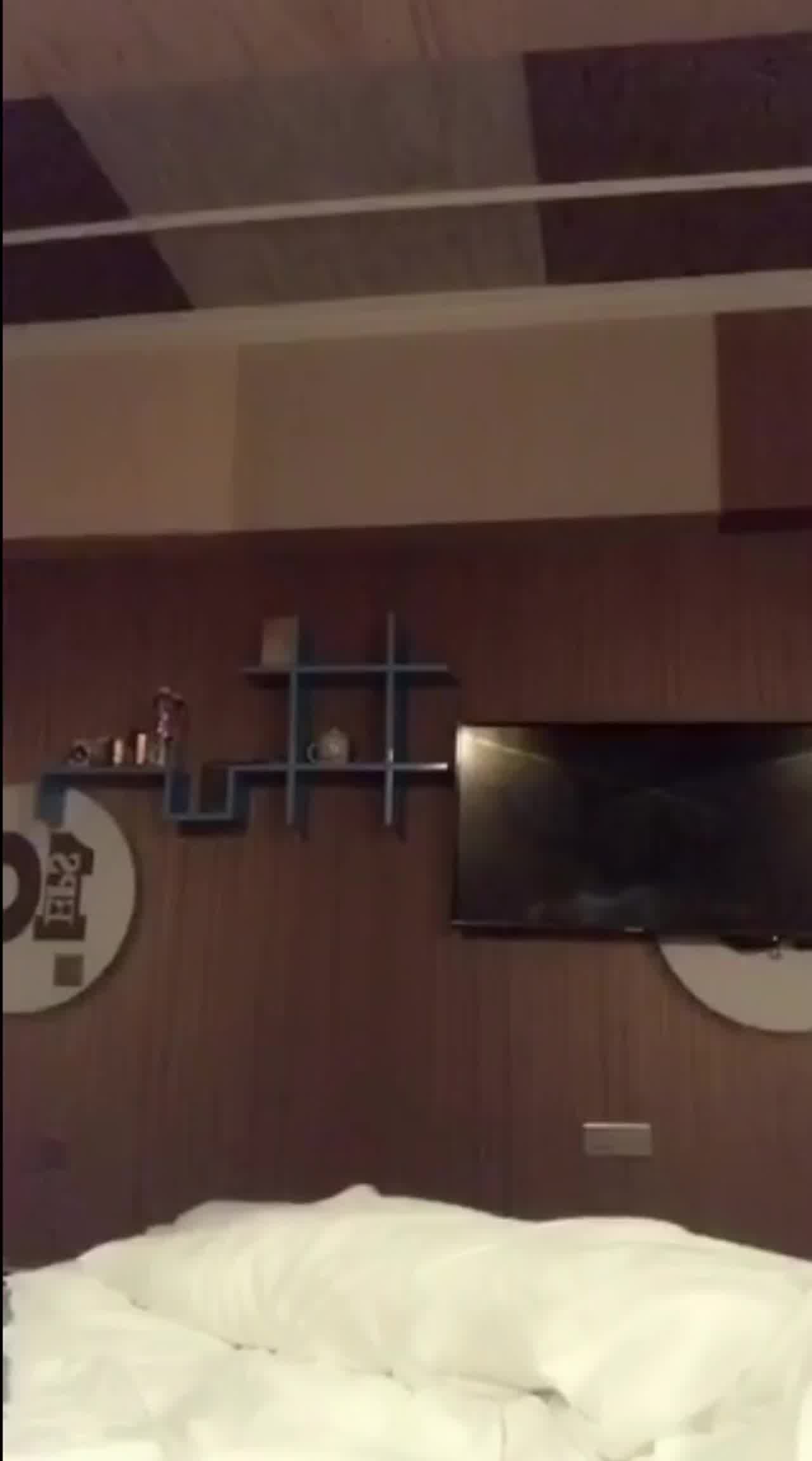  颜值美女口交假鸡巴还弄点酸奶 的剧照6