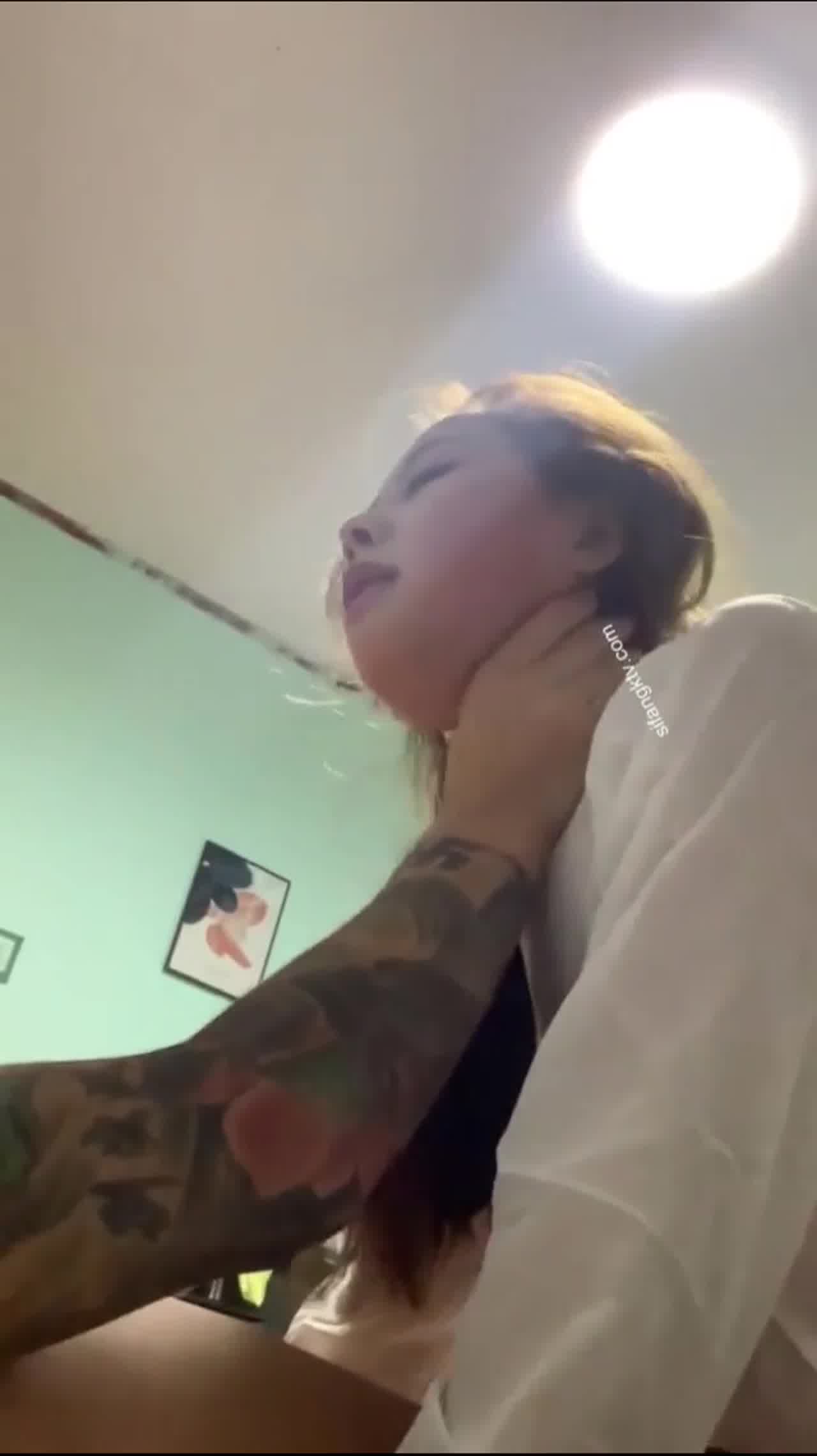  刺青小哥猛干，扒开他的骚穴 的剧照7