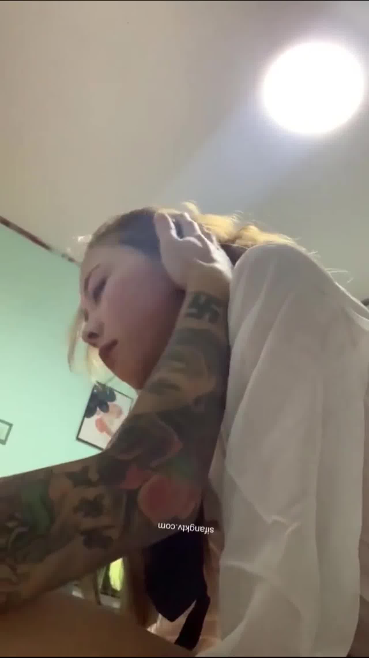  刺青小哥猛干，扒开他的骚穴 的剧照10