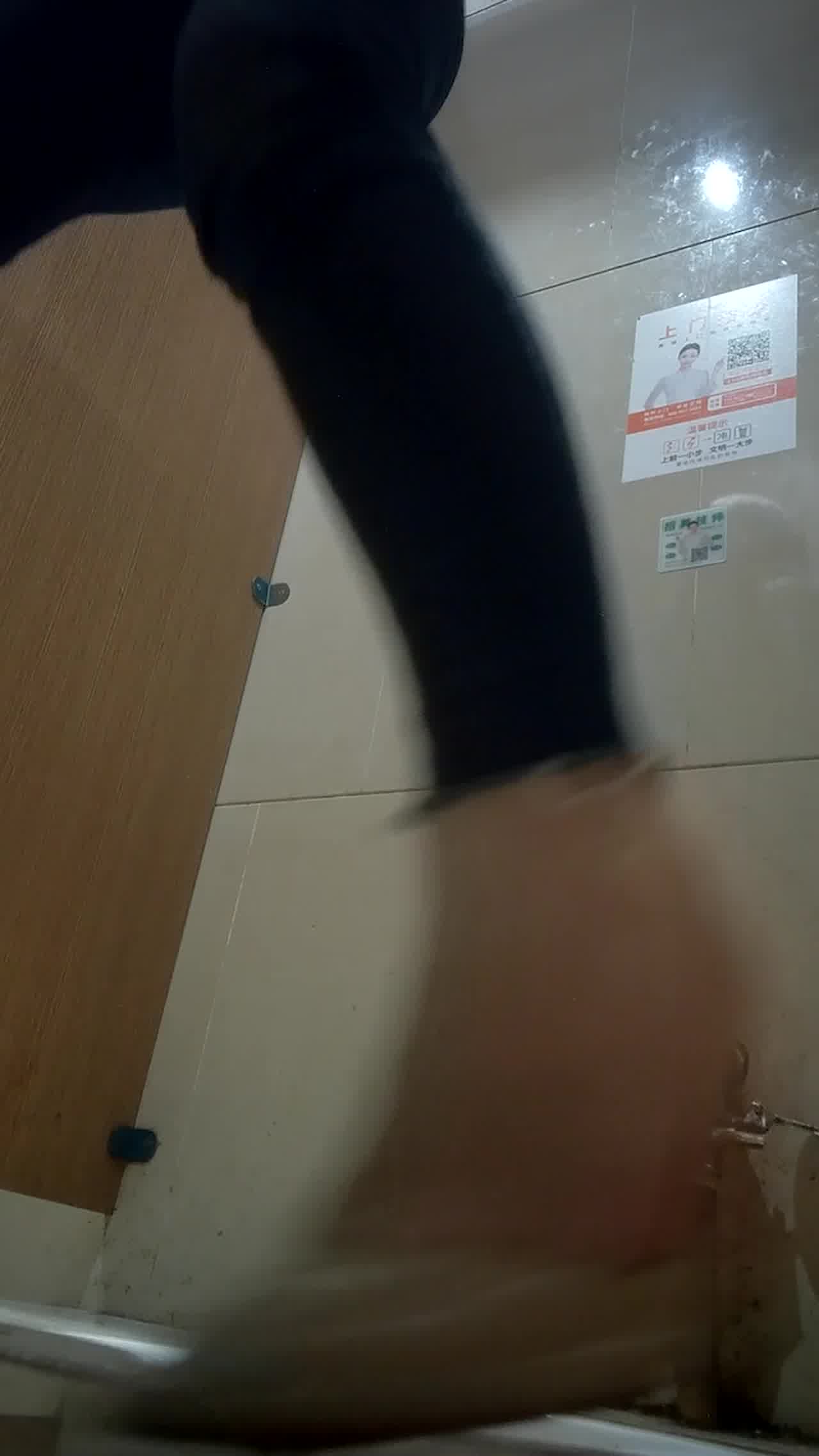  厕所偷拍来看紧身牛仔裤小姐姐来尿尿 的剧照4