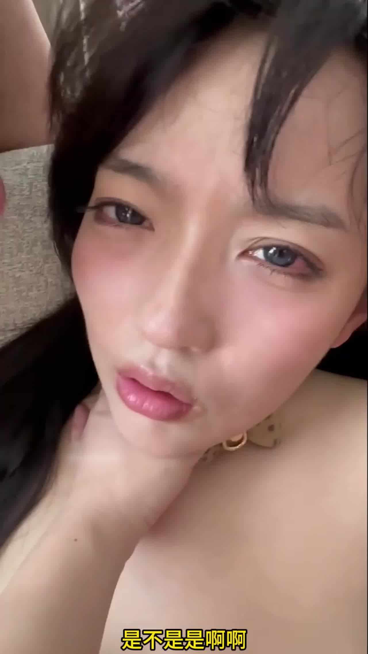  【学妹是爽哭了，还是玩哭的？】真实调教清纯大一学妹，被四个男人随便玩弄，挨个舔菊花彻底成为性奴母狗！ 的剧照5