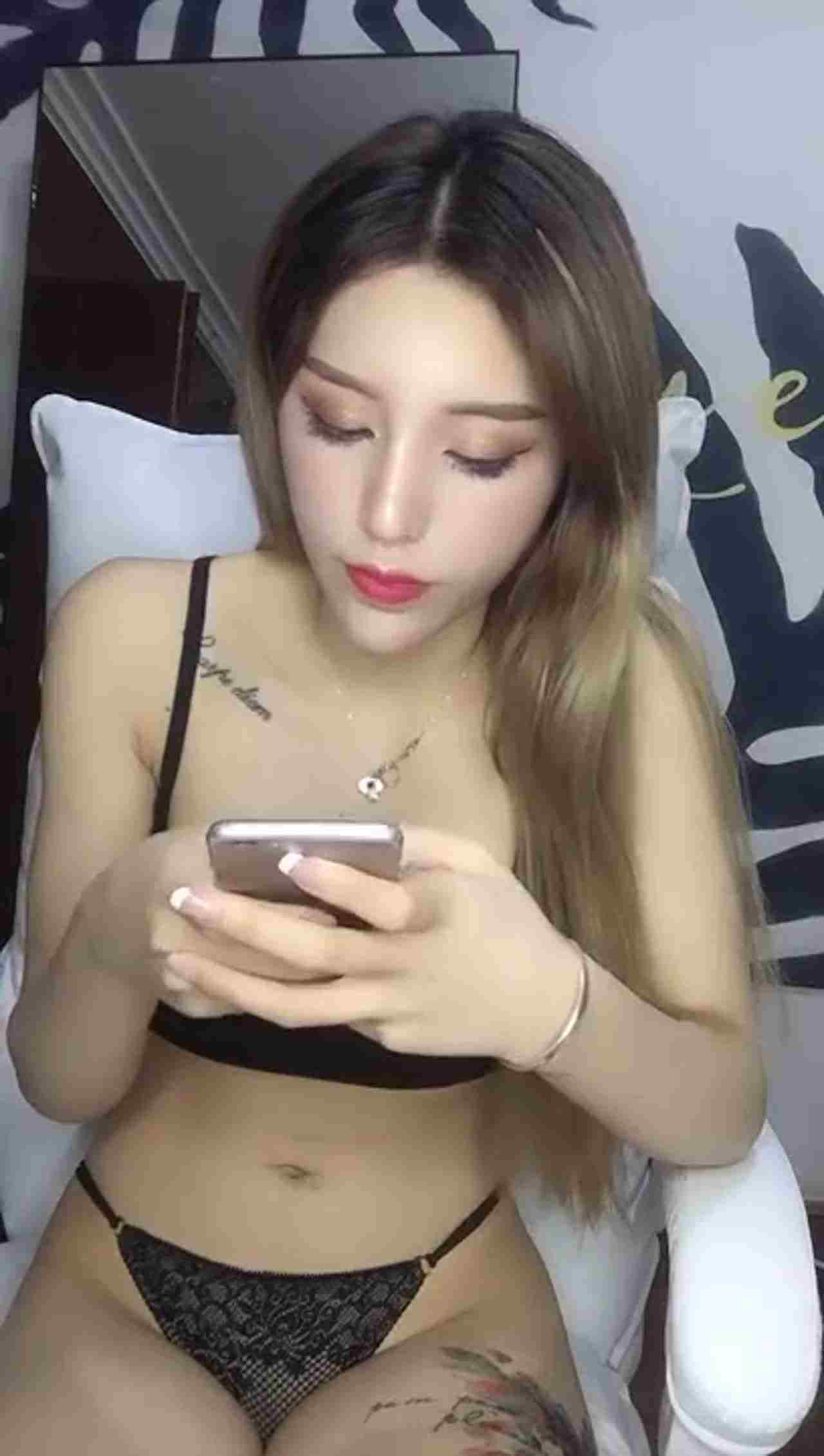  混血正妹主播开直播与粉丝大聊性事～性感热舞感谢纷丝收看 的剧照5