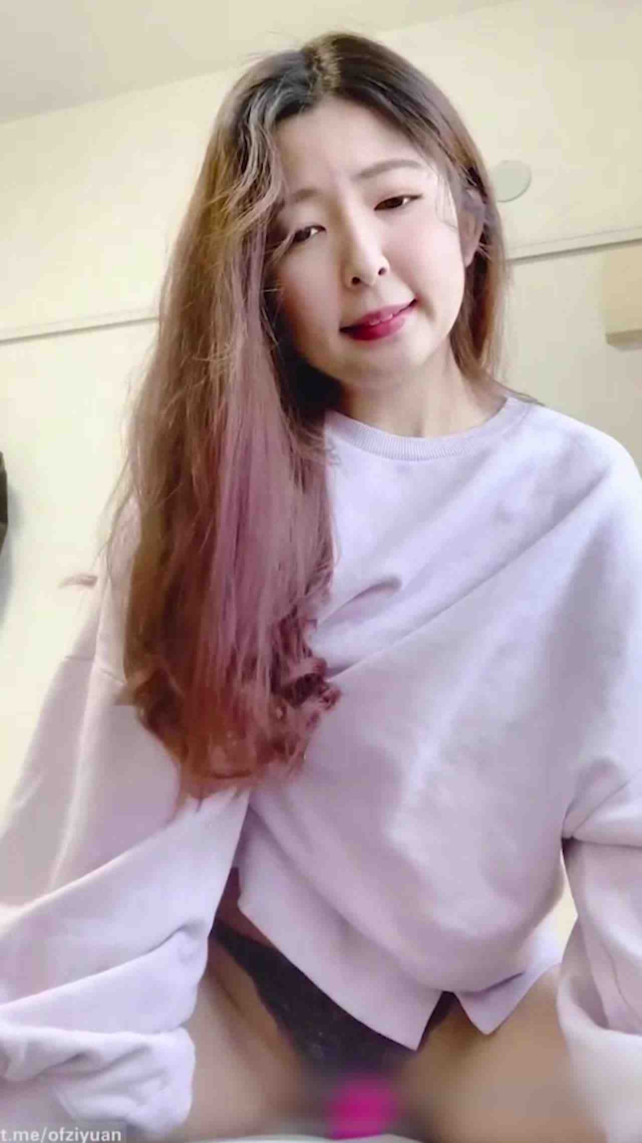  中国丈夫日本妻，有个会露出的妻子也太棒了，每每看到这些视频总想说一声，你老婆真棒 的剧照2