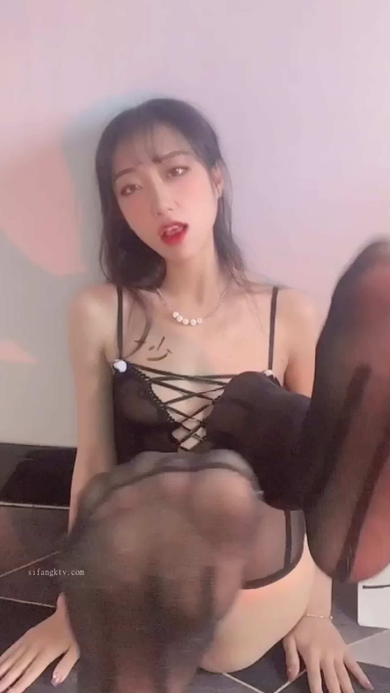  解锁舞蹈一字马学妹 的剧照3