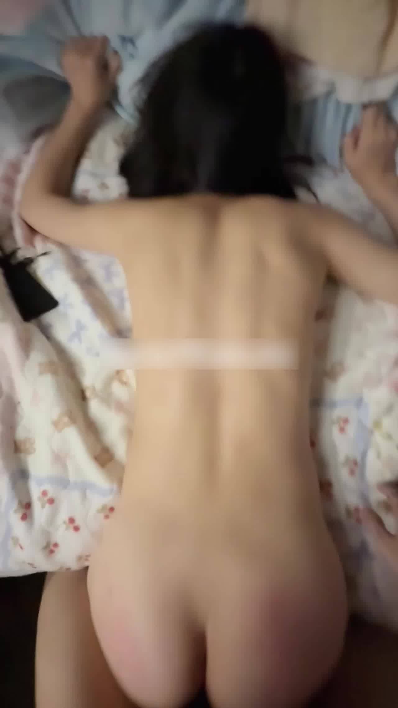  自购推特高中生杀手免费-这么漂亮的完美身材，下面居然这么多白带？阴道上都是白色豆腐块，被插的快爽死了 的剧照10