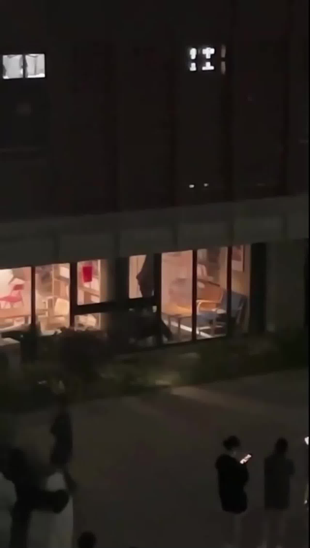  福建平潭一学校小情侣隔着单向玻璃做爱引围观 的剧照6