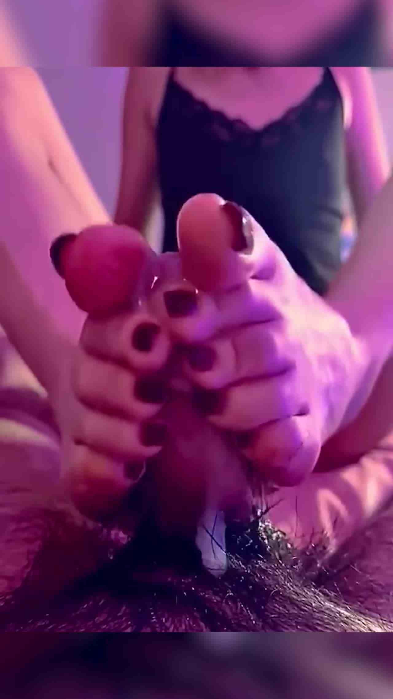  技师足交，这该死的骚红趾甲，粉红色的昏暗灯光，瞬间精虫上脑了！ 的剧照2