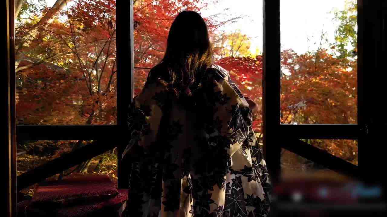  Naomi和服 丛林小木屋枫树下的甜蜜性爱 的剧照2