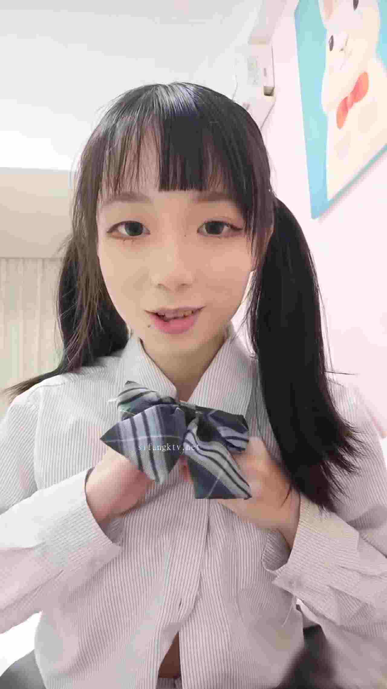  可爱双马尾主播反差感音嗓穿着学生制服自慰 的剧照10