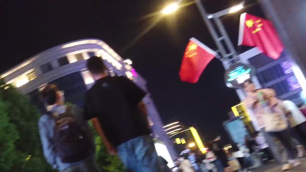  气质美女齐逼短裙蜂腰翘臀丁字裤 的剧照1