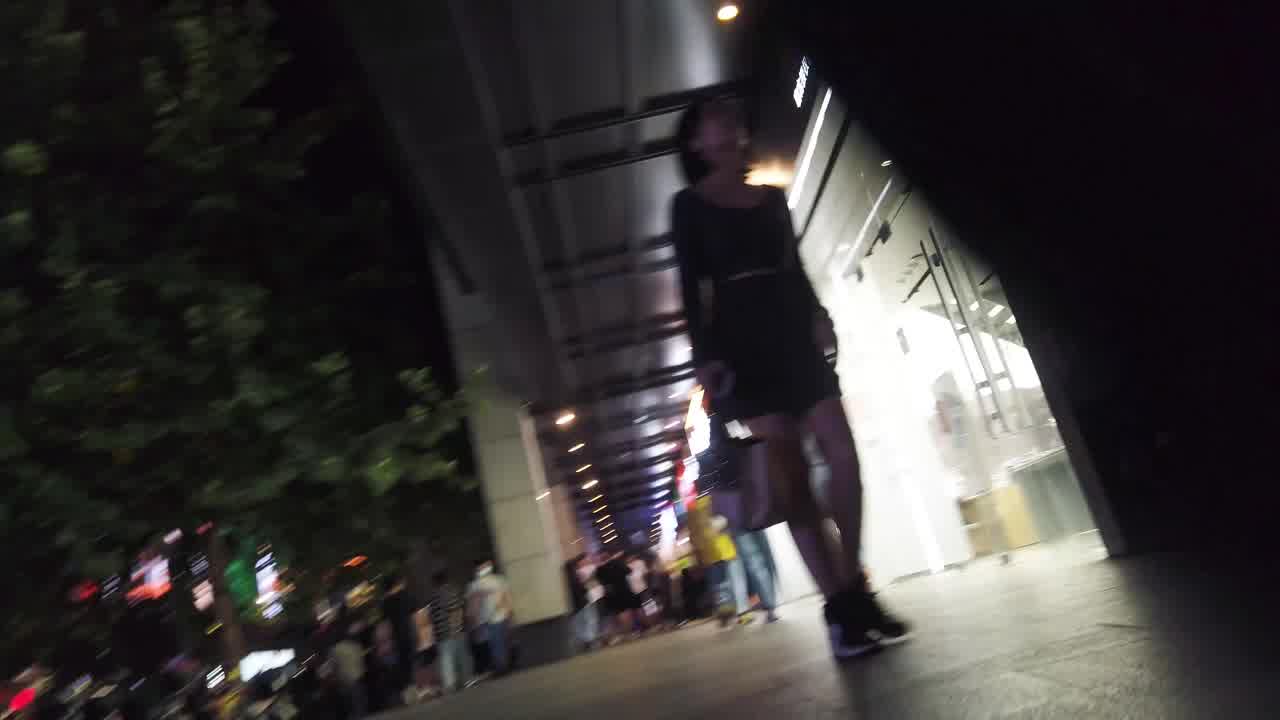  气质美女齐逼短裙蜂腰翘臀丁字裤 的剧照7