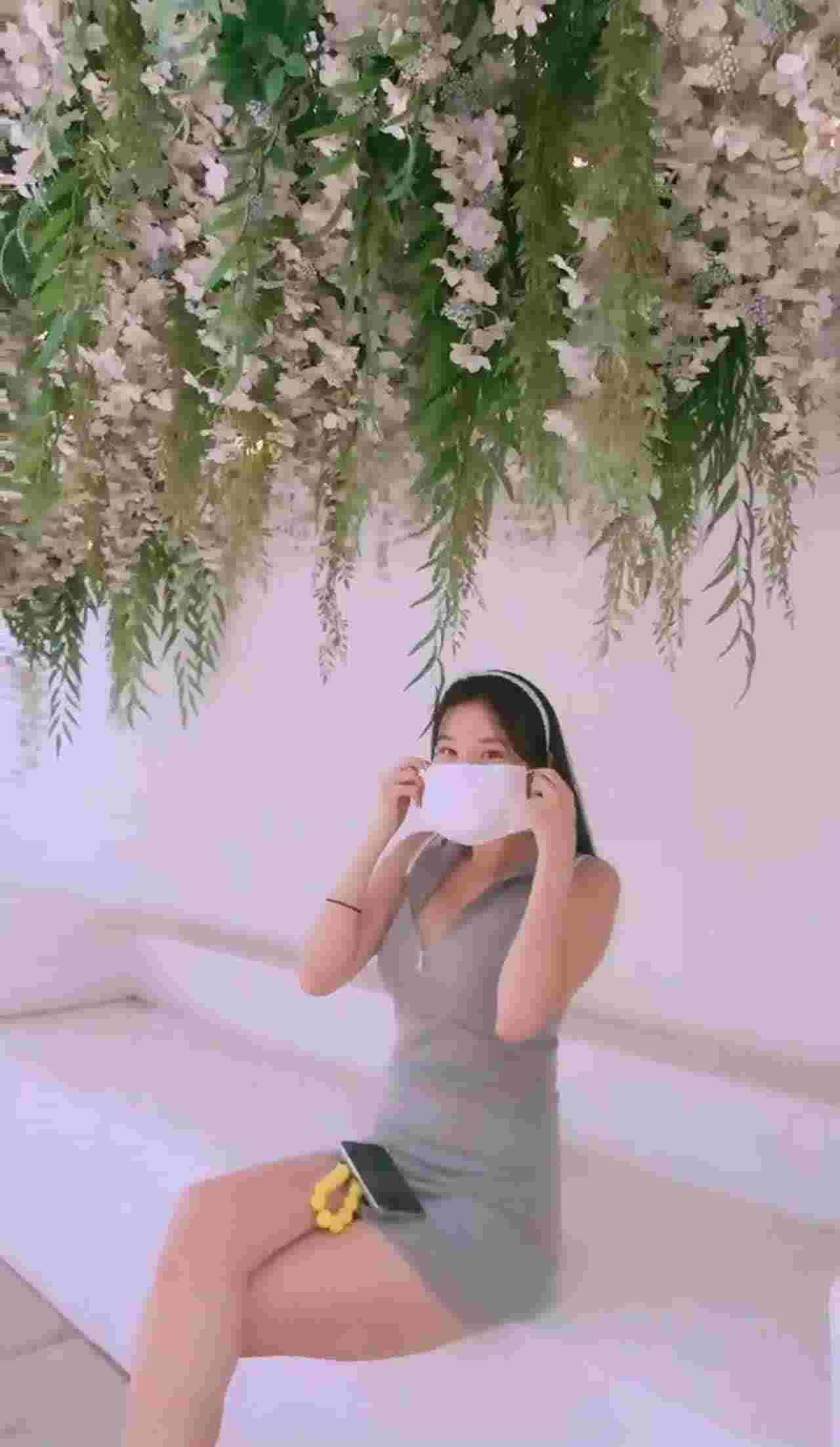  长腿女神户外微露出诱惑 的剧照4