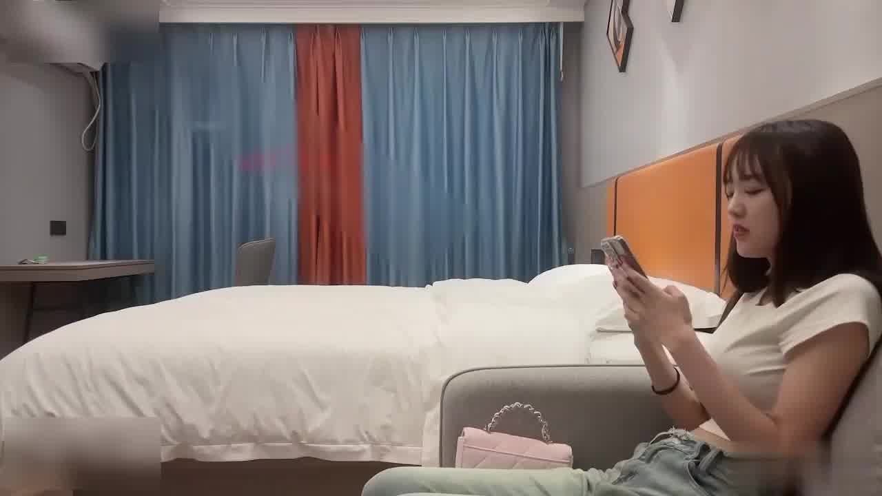  娇小玲珑的网红小骚女，跪着深喉大吊各种姿势爆操爽翻，干到后面她说要把她月经干出来了！ 的剧照8