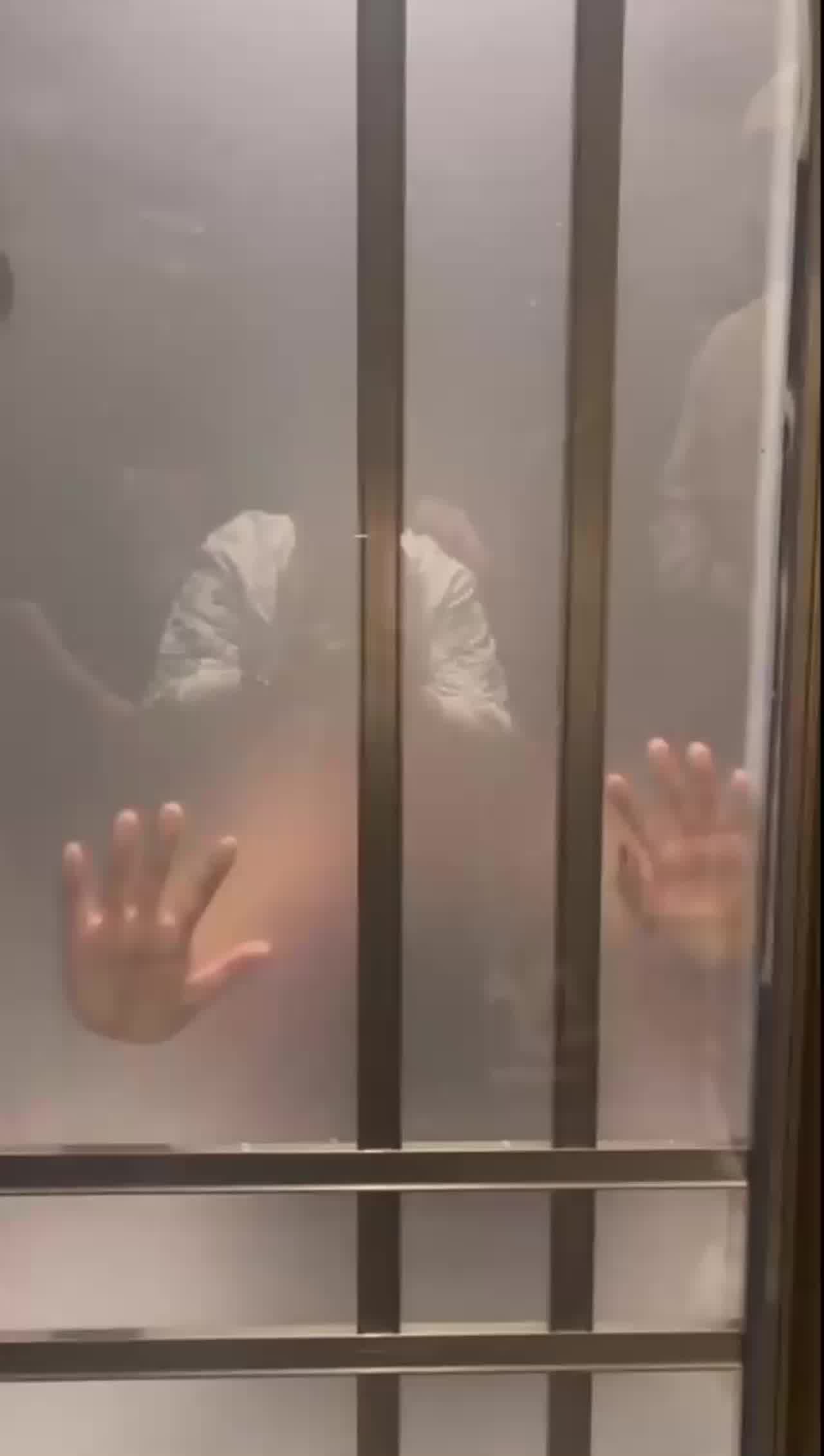  为什么不去酒店开房呢？非要霸占公共厕所，被拍了吧 的剧照9