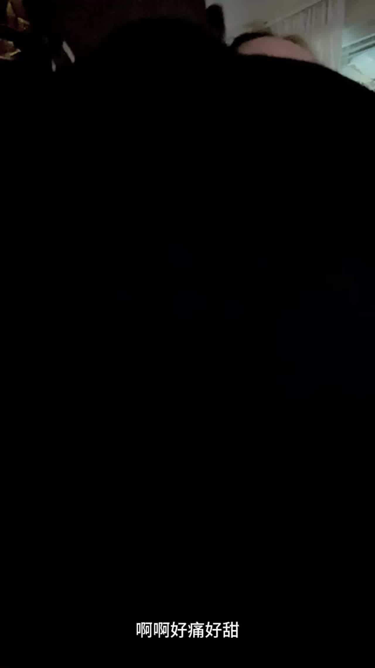  【媚黑母狗】约炮猛男老黑，嫩穴硬塞人间巨屌，直入子宫，高难度姿势无情抽插，骑乘猛砸，白浆狂喷。 的剧照2