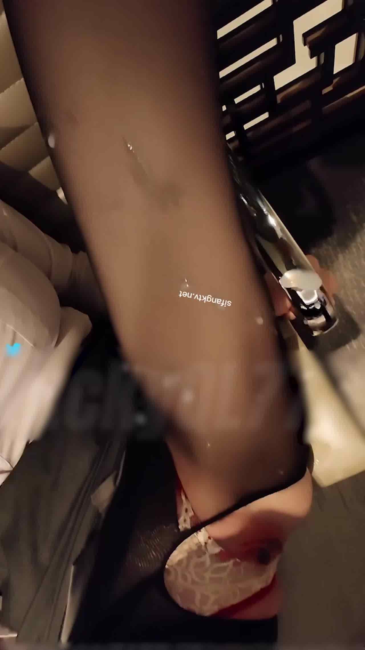  骚屄小姐姐打码诱惑 的剧照3