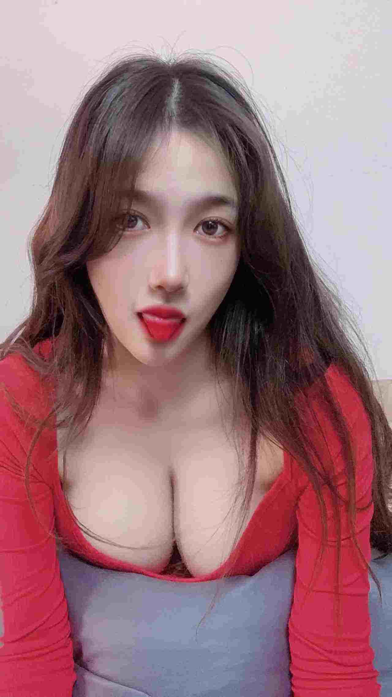  红衣爆乳网红撅起大白屁股露出大美鲍 的剧照3